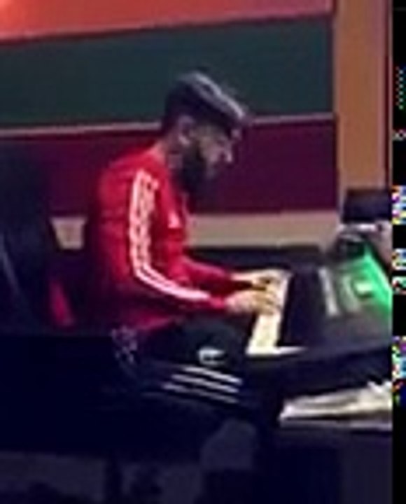 عندما يبدع Tiw Tiw في العزف على السانتي و يخطف انظار المعجبين بلقطات رائعة