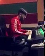 عندما يبدع Tiw Tiw في العزف على السانتي و يخطف انظار المعجبين بلقطات رائعة