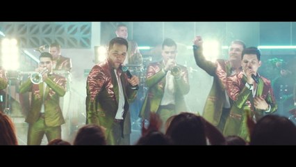 La Arrolladora Banda El Limón De René Camacho - Entre Beso Y Beso