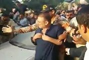 How NAB and Rangers arrested Sharjeel Memon outside Sindh High Court- Mobile Footage
