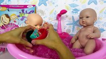 Bañera de Glibbi llena de huevos sorpresa para la bebé Lucía y la bebé Ana Videos de muñecas bebés