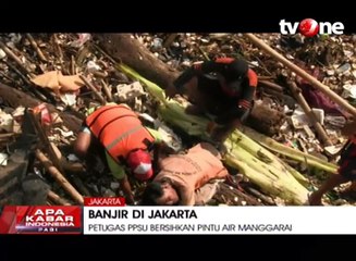 Pasukan Oranye Bersihkan Sampah Sisa Banjir Jakarta