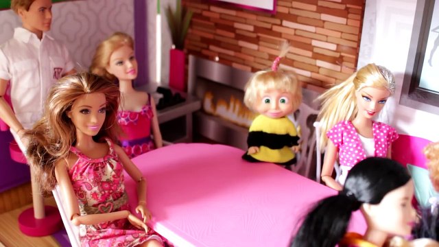 Барби унесло ветром. Сильный ураган. Мама Барби, Маша и медведь