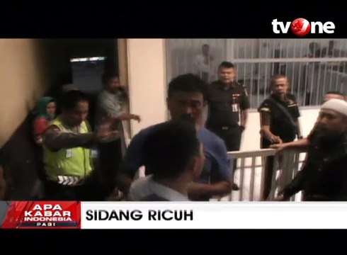 Sidang Pembunuhan Pasangan Suami Istri Berakhir Ricuh