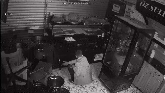 Yedi, İçti, Kasadan 250 Lirayı Çalıp Bir Daha, Daha Fazla Para İsterim Notu Bıraktı