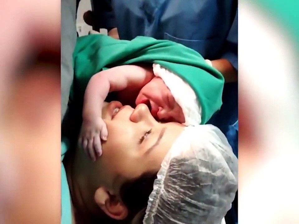 Ce bébé nouveau-né s'accroche à maman et ne la...