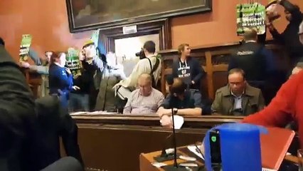 Action de militants du TAK et du Voorpost, expulsés de la salle du conseil communal