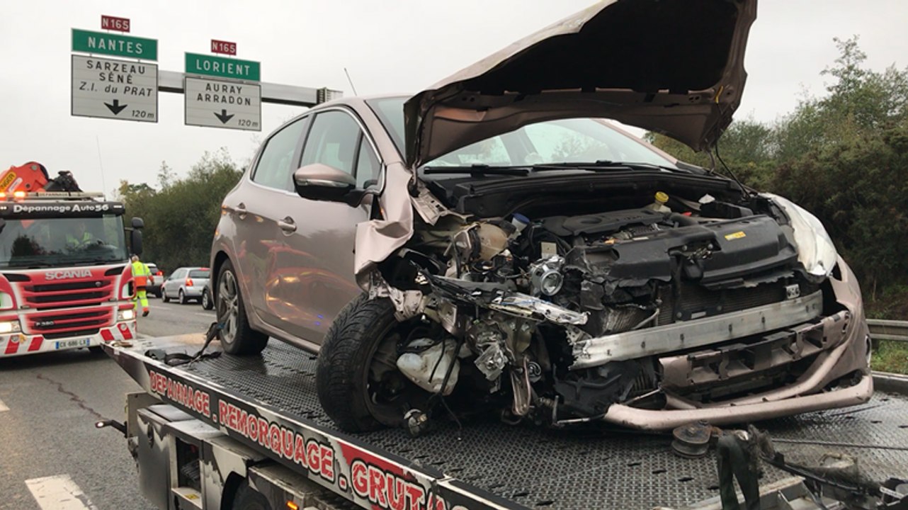 Le chariot élévateur tombe et est percuté par une voiture