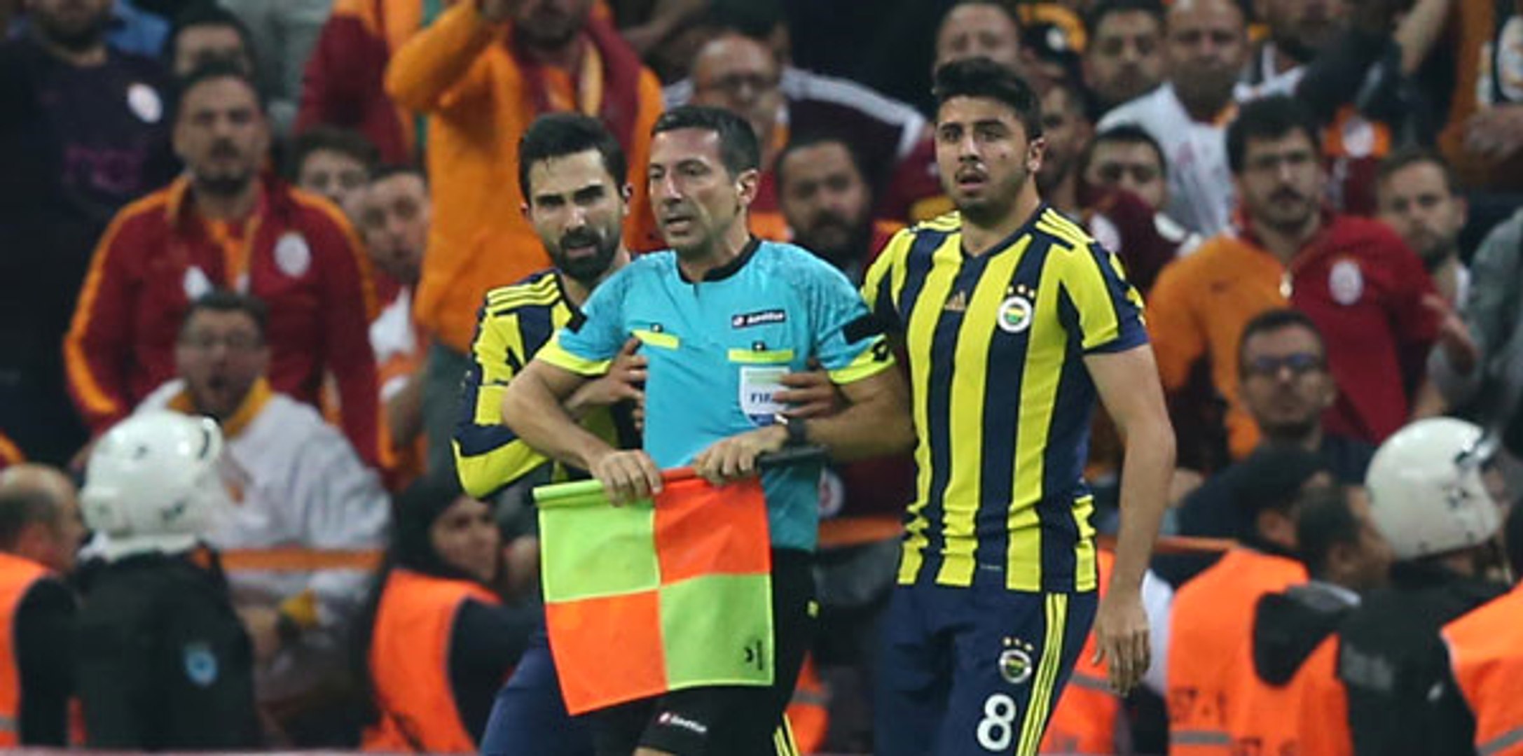 Galatasaray-Fenerbahçe Derbisinin Hakemlerinden Tarık Ongun Fenerbahçeli  Çıktı - Dailymotion Video