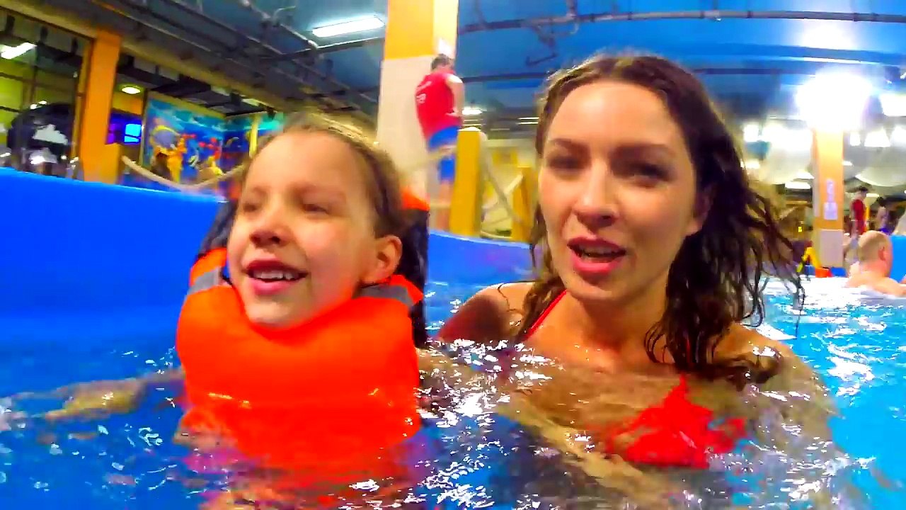 Едем в Аквапарк Ривьера Катаемся с Горок Рум Тур Для Детей /// Вики Шоу