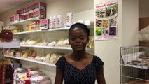 Elodie vend les cartes Ewala chez Afrika Market