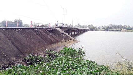 Hàng ngàn người liều mình lưu thông qua cây cầu sắp sập