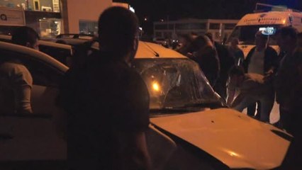 Sürücü Koltuğunda Sıkışan Sürücüye Vatandaştan Tekmeli Müdahale