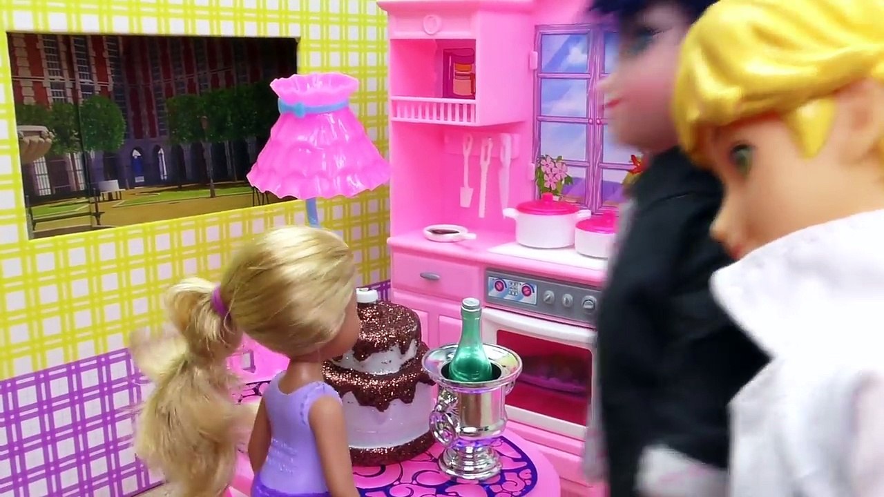 Marinette y Adrien y sus bebes se convierten en sirenas | Novelas con muñecas