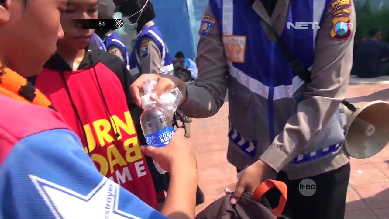 Penertiban Suporter Bola yang Tidak Bisa Menonton 86
