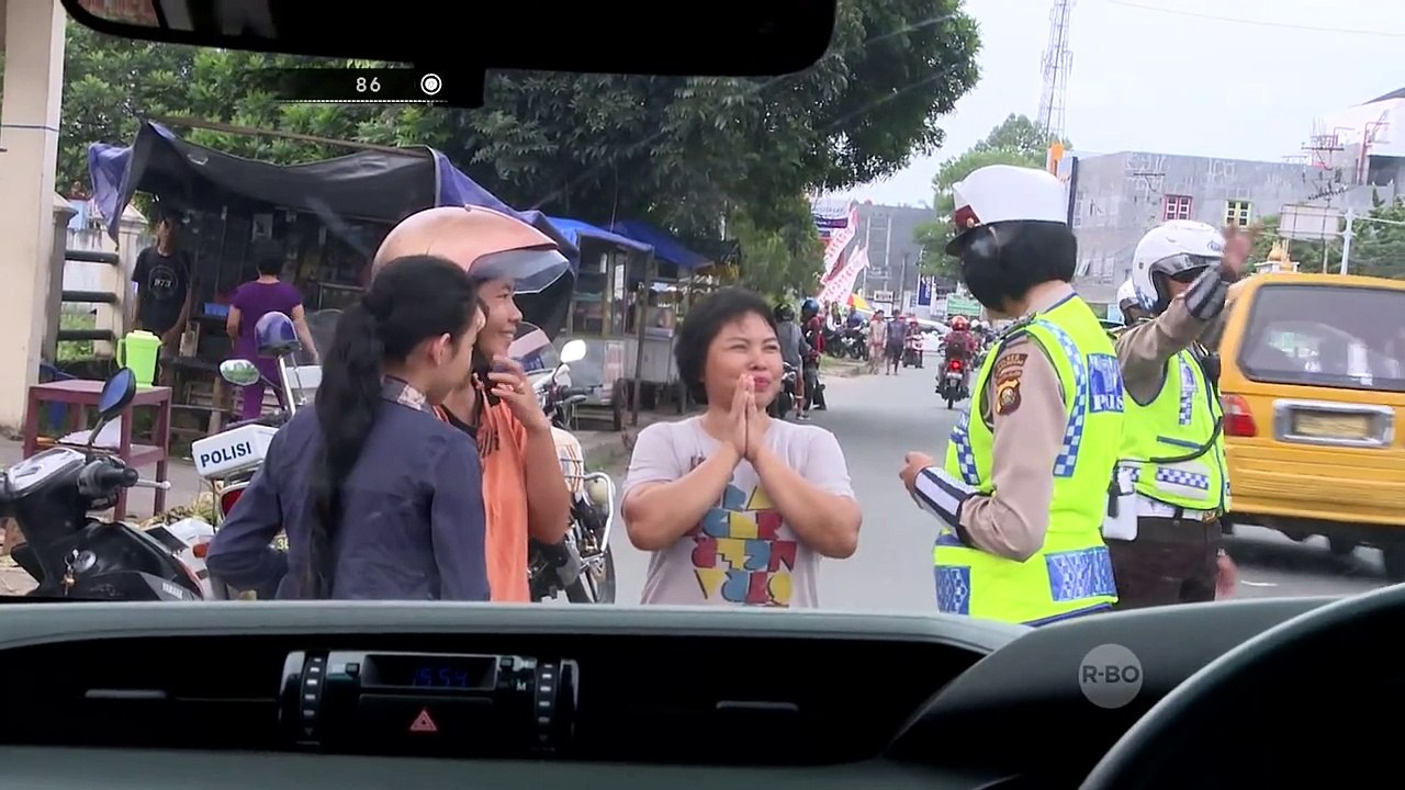 Ibu Bonceng Tiga Ini Tersenyum Saat Ditilang