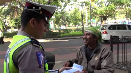 Baru Kena Tilang, Pengemudi ini Kembali Melawan Arus - 86