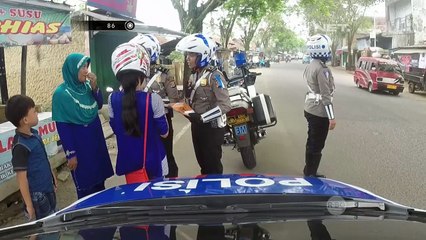 Tidak Punya SIM Motor, Ibu Ini Malah Berniat Menunjukkan SIM Mobil ke Polisi - 86