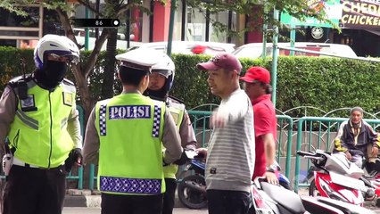 Pengemudi Taksi Online Ini Tetap Murah Senyum Saat Ditilang Korlantas Polri