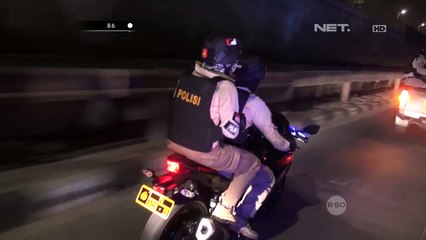 Wanita Dewasa Ini Ikut Bermain Judi di Pojokan Warung - 86