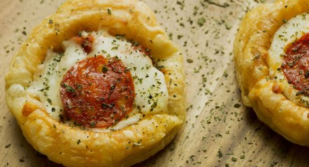 طريقة عمل البيتزا بالباف باستري بالفيديو