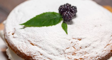 طريقة عمل كيك بالفواكه الحمراء بالفيديو