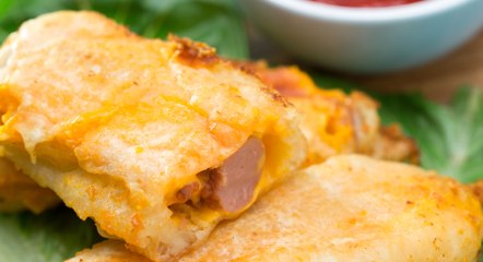 طريقة عمل لفائف الهوت دوغ بجبنة التشيدر بالفيديو