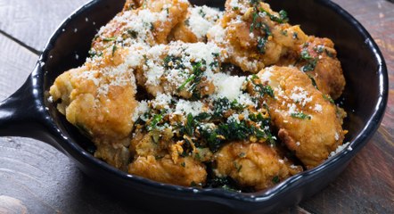 بالفيديو، طريقة عمل قطع الدجاج بالكزبرة و جبنة البارميزان