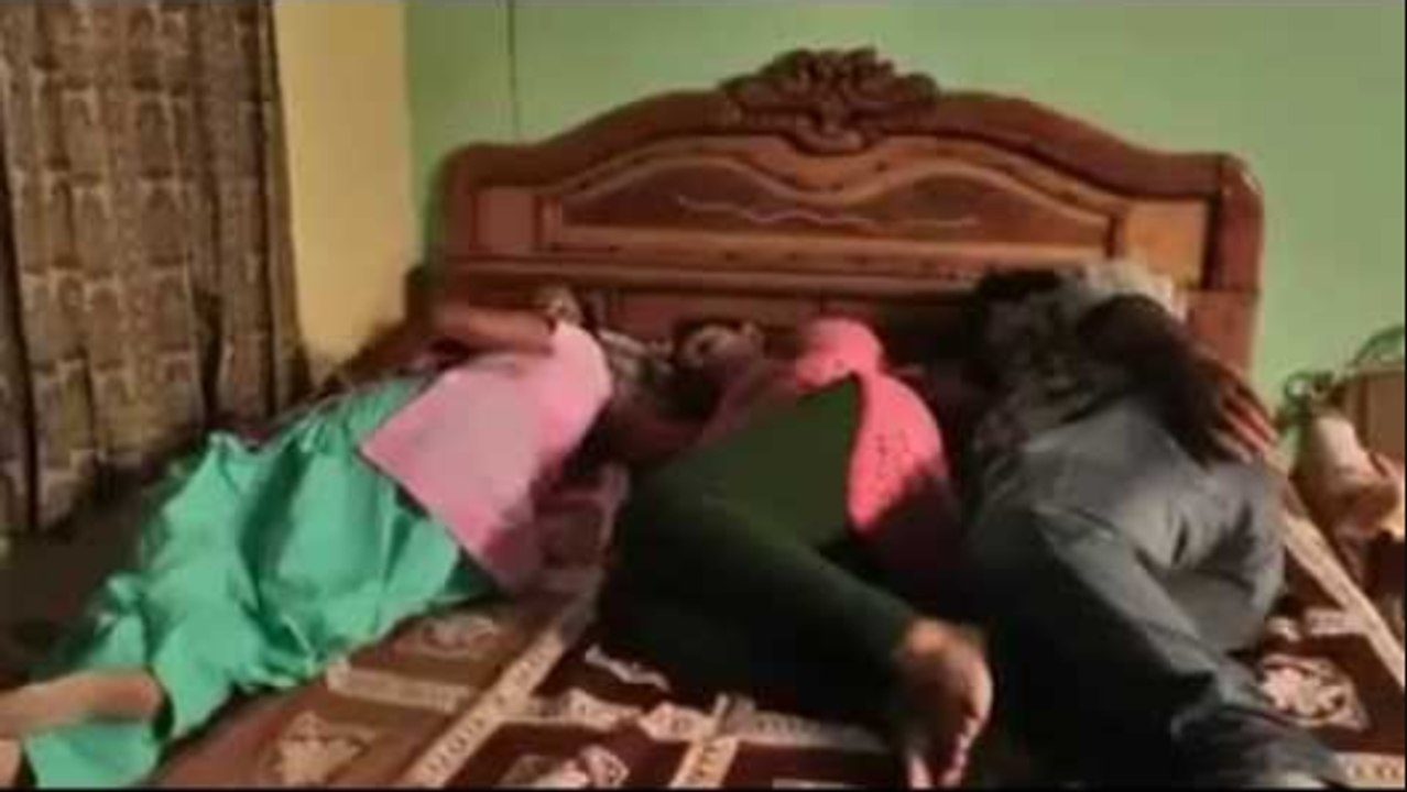 58-vjeçari i martuar kerkon njohje- Dua dy gra, vuaj per femra