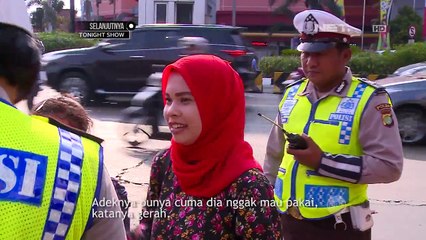 Ibu Ini Malah Senang Diberhentikan Polisi Karena Bisa Selfie - 86