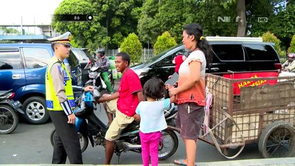 Menggantikan Ayahnya Bekerja, Pria ini Bawa Gerobak Sampah & Istri Tanpa Helm - 86