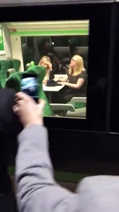 Il s'endort dans un train et ses amis partent sans lui