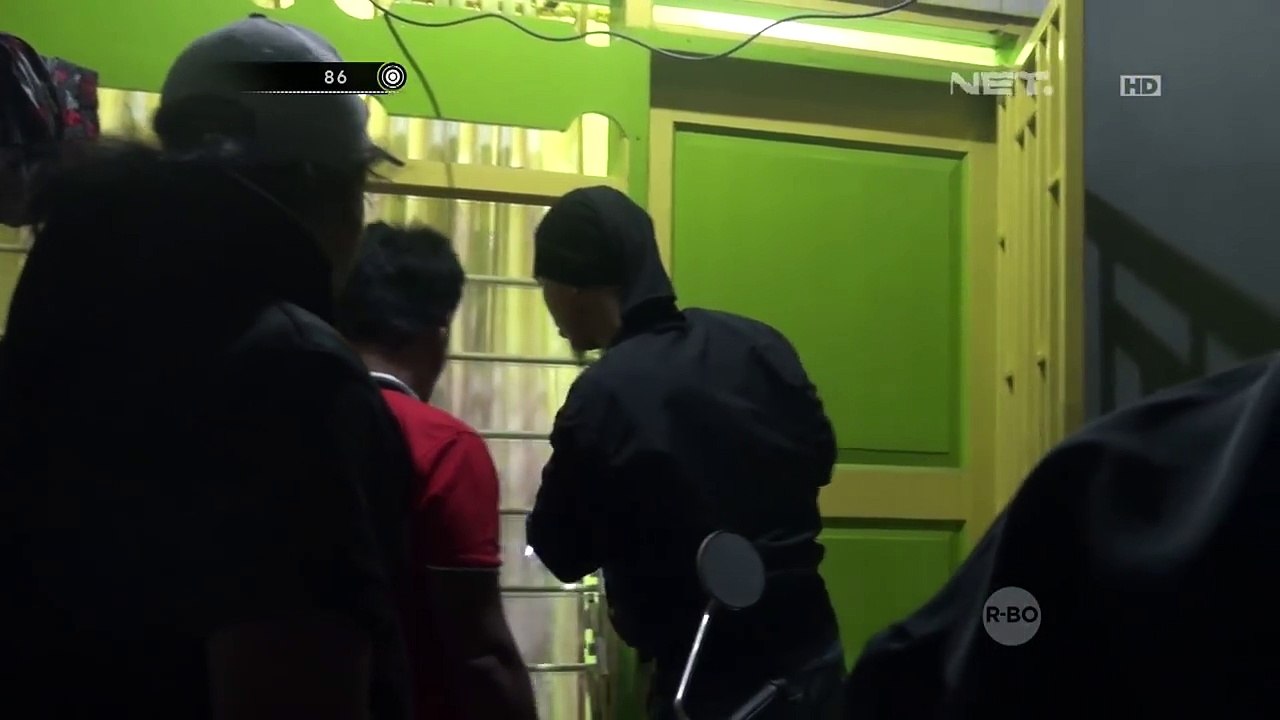 Anaknya Jadi Tersangka Pencurian, Sang Ibu Histeris & Memeluk Erat Anaknya - 86