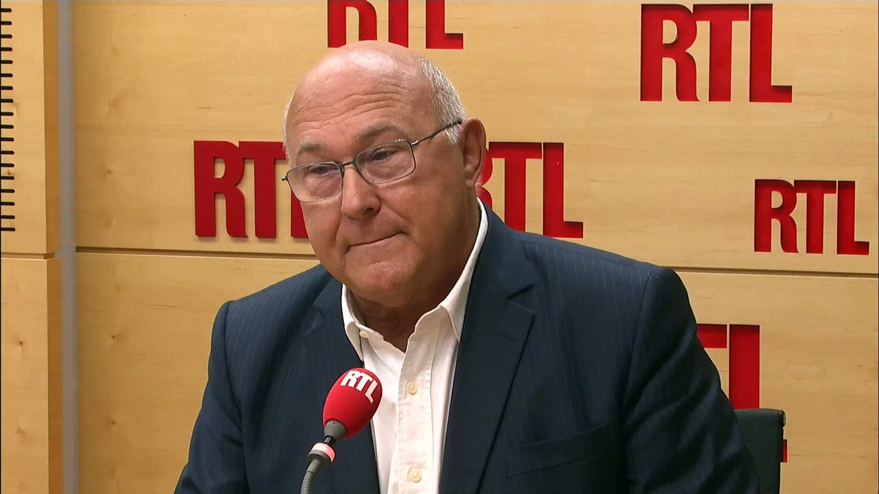 Michel Sapin : "Hollande n'a pas à juger son prédécesseur"