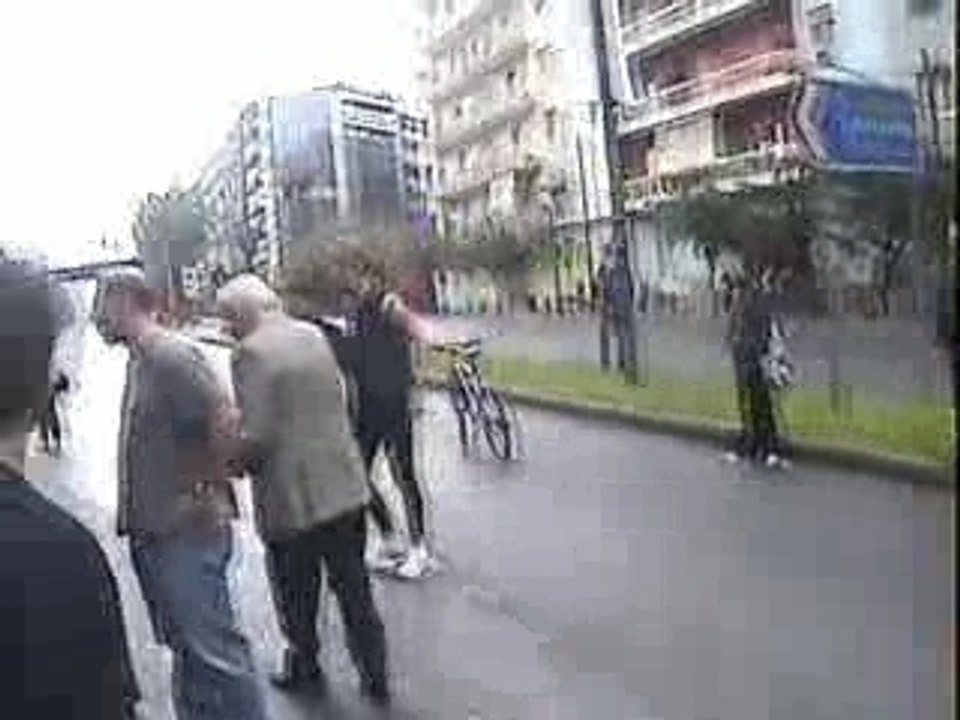 ACCIDENT MARATHON ATHENES AVEC TRAMWAY