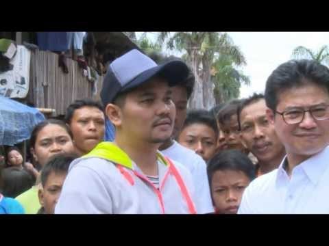 Entertainment News - Aksi sosial Indra Bekti untuk korban banjir