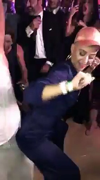 Katy Perry se glisse par surprise dans un mariage et danse avec les mariés !