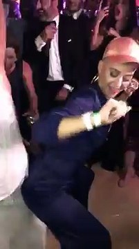 Katy Perry se glisse par surprise dans un mariage et danse avec les mariés !