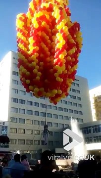 Une fillette s'envole portée par 4000 ballons gonflés à l'hélium !