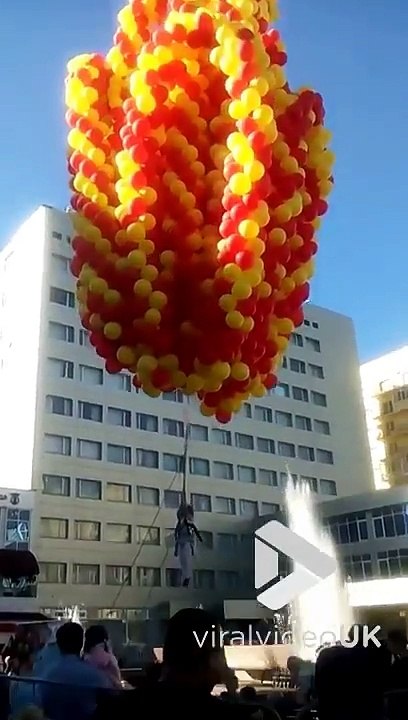 Une fillette s'envole portée par 4000 ballons gonflés à l'hélium !