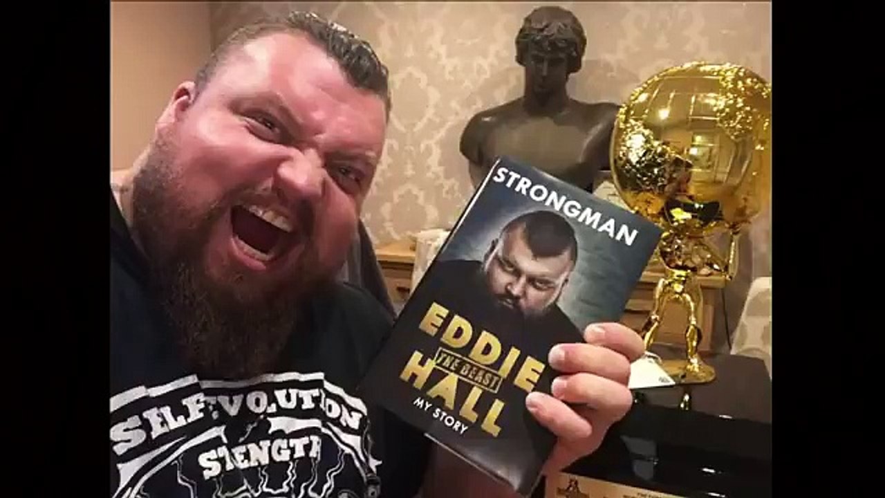 Record : il soulève 536kgs de livres pour en faire la promo !