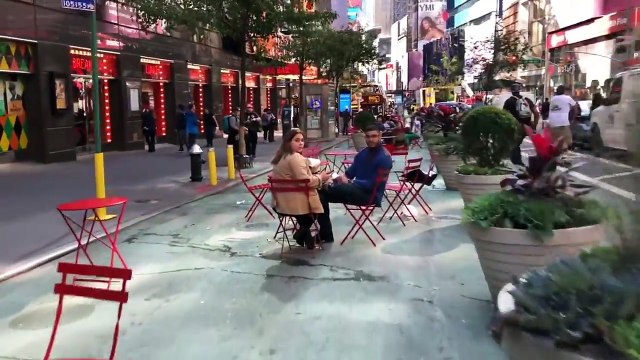 Des milliers de Skateboards dans les rues de New York sèment la pagaille en pleine journée !
