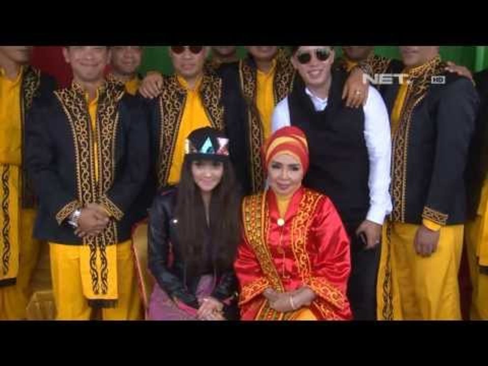 Entertainment News - Indah Dewi Pertiwi hadiri pesta adat pelarungan kapal