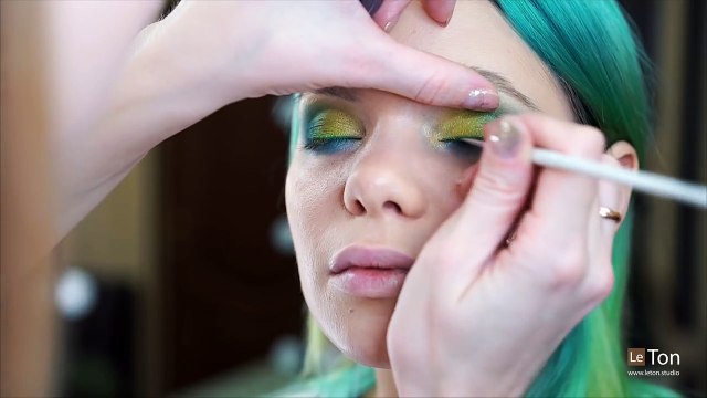Яркий весенний макияж. Прическа - модные косички Брейды. Super bright spring makeup and braids