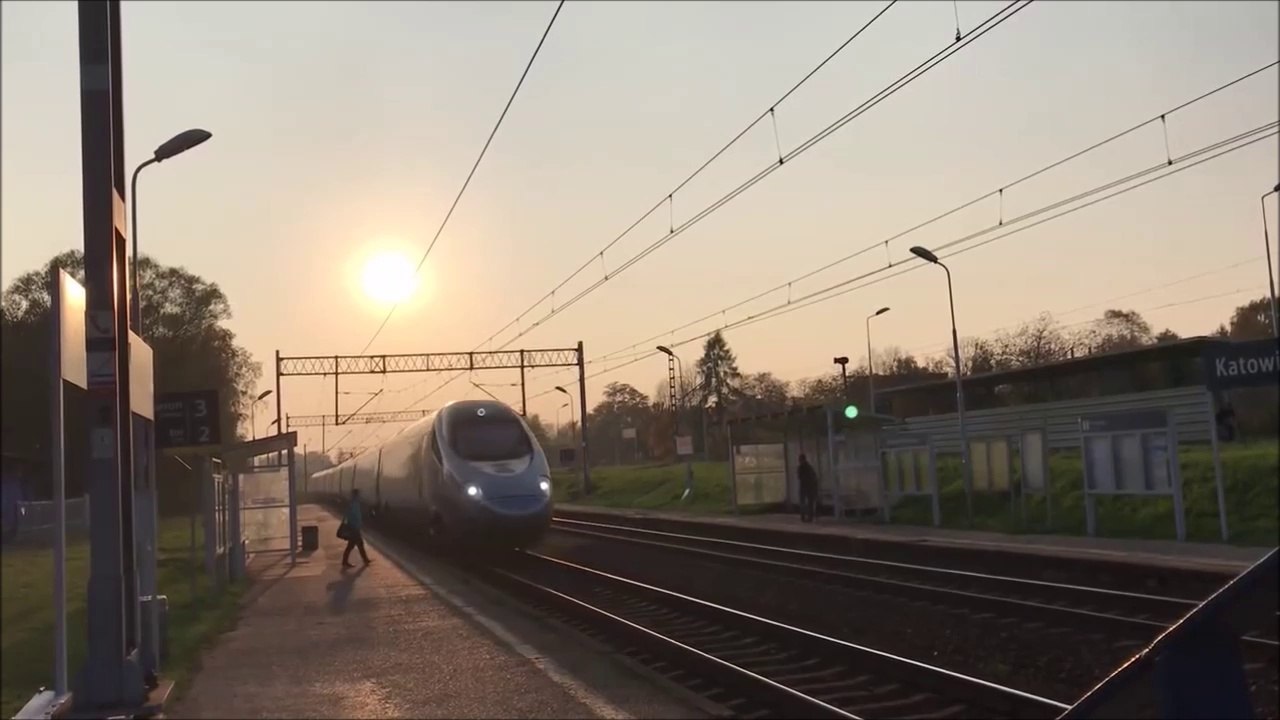 Ce débile traverse la voie alors qu'un TGV entre en gare