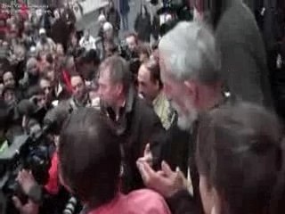 Sortie de José Bové du tribunal de Millau