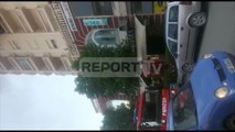 Report TV - Video/ ​Vlorë, zjarr në katin e pestë të një pallati në Skelë