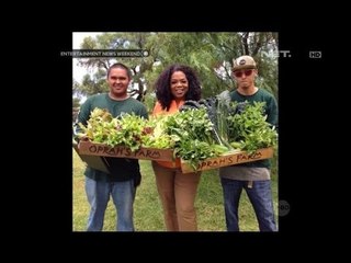 Oprah Winfrey memanen hasil kebun organiknya
