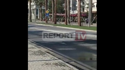 Report TV - VD/ Makina merr flak në lëvizje në Vlorë,shoferi del me shpejtësi