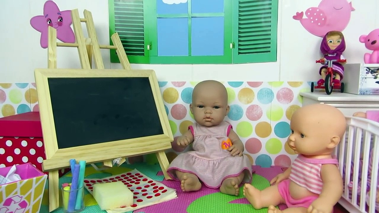 Jugando a ser maestras con la bebé Lucía y la bebé Ana en el colegio de Mundo Juguetes en español